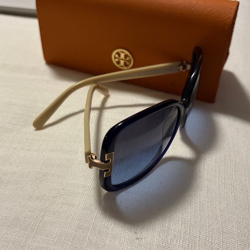Tory Burch Navy Sunglasses with Bold Orange Case. Great condition, no scratches - Picture 9 of 11